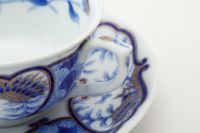 官窯窓絵桐鳳凰菊花紋 紅茶碗皿 | 有田焼 深川製磁|公式 官窯窓絵桐鳳凰菊花紋 紅茶碗皿 | 有田焼 深川製磁|公式
