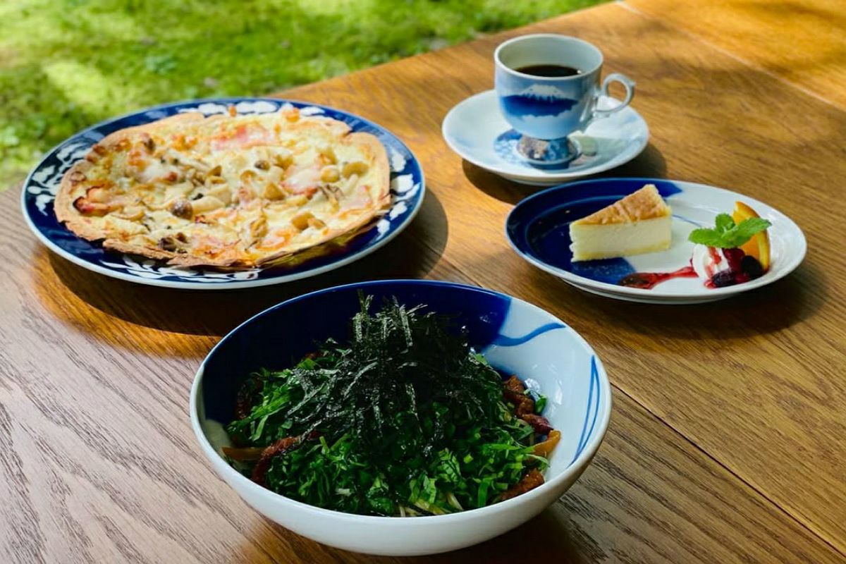 保存版】 草花折枝白抜紋 26㎝ミート皿 深川製磁｜公式 有田焼