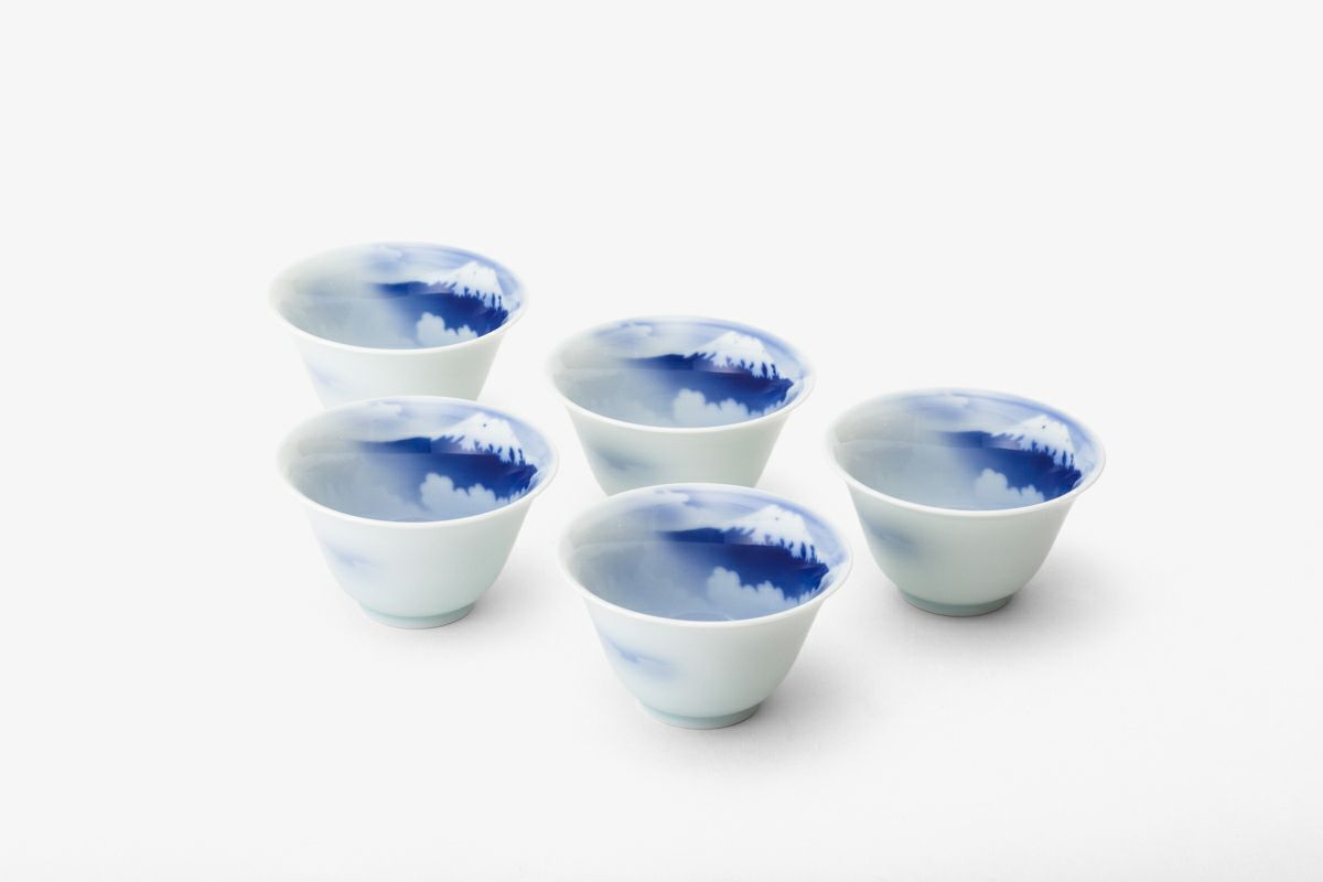 深川製磁　富士山の湯呑み茶碗、茶托付き