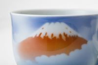 有田焼 染錦 深川製磁　富士山　カップ＆ソーサー　高台 碗皿 共箱 ２489 有田焼 染錦 深川製磁 富士山 カップ＆ソーサー 高台 碗皿 共箱