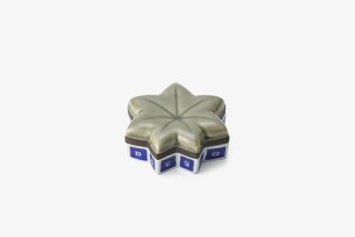 染付渕地紋　楓彫刻小蓋物