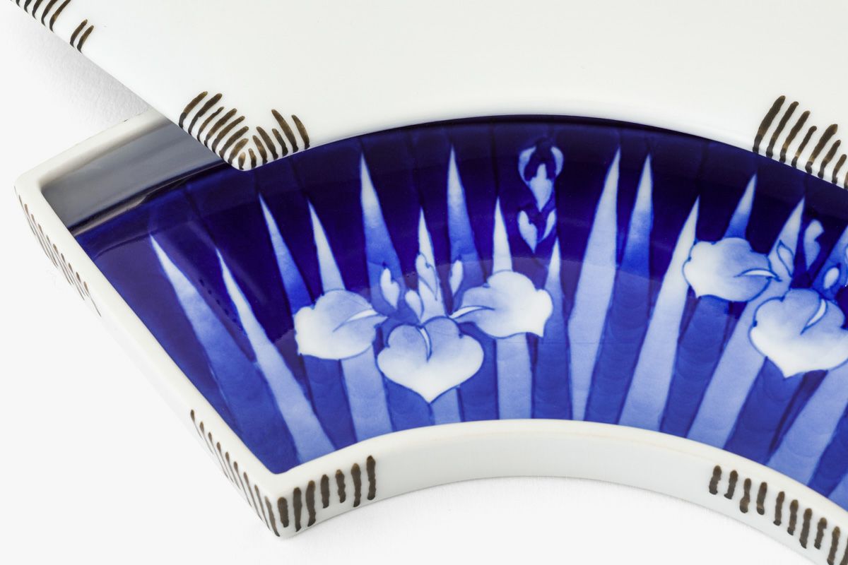 あやめ外墨十草 扇型蓋物 | 有田焼 深川製磁｜公式オンラインストア