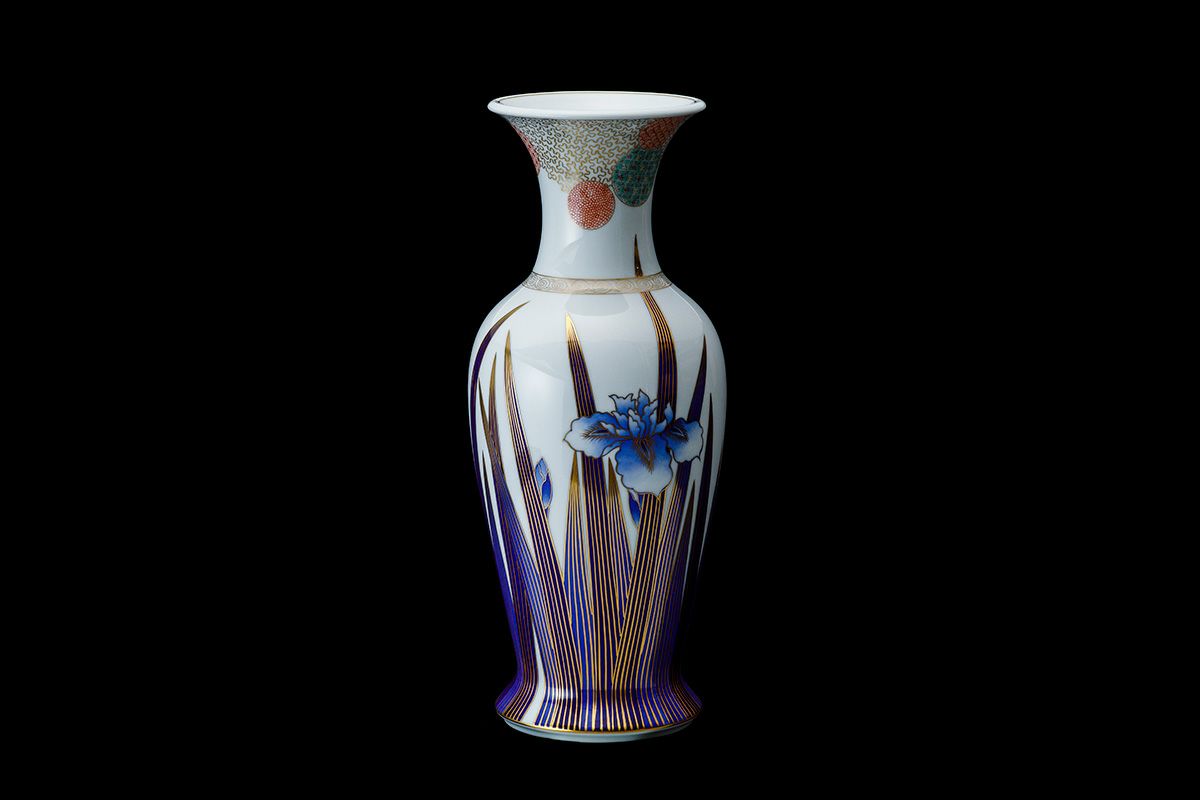 深川製磁　染錦花菖蒲絵　明治型13号花生　元箱付き 染錦花菖蒲絵 明治型13号花生 | 有田焼 深川製磁｜公式