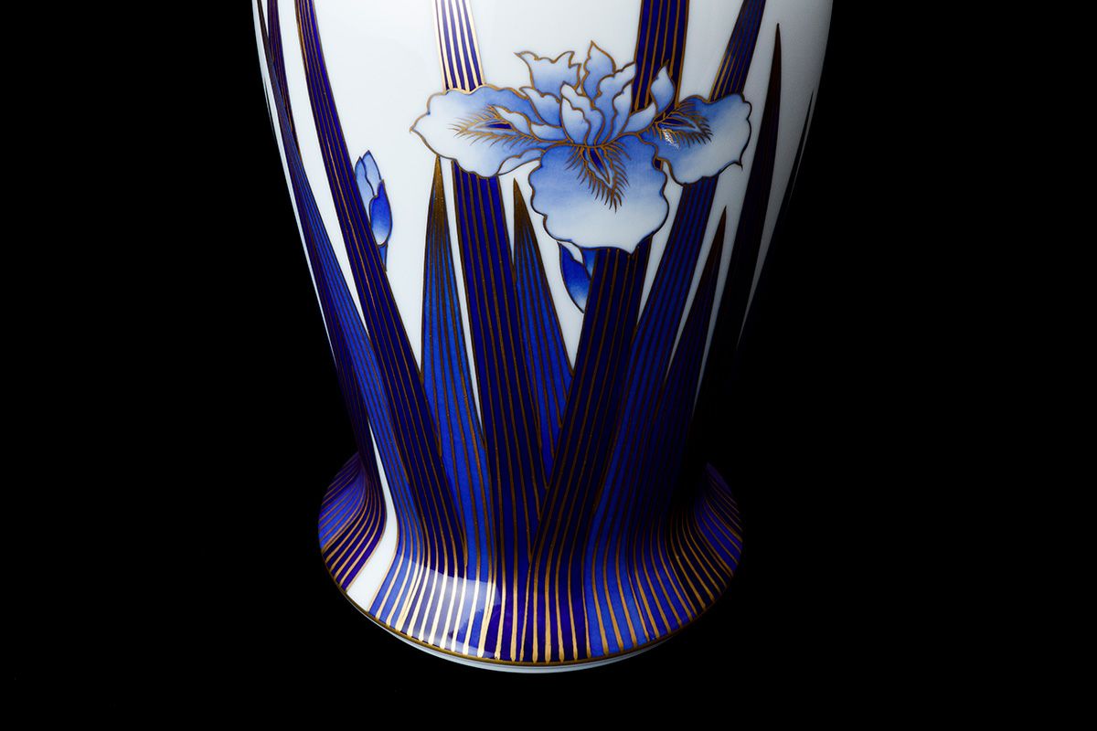 深川製磁　染錦花菖蒲絵　明治型13号花生　元箱付き 染錦花菖蒲絵 明治型13号花生 | 有田焼 深川製磁｜公式