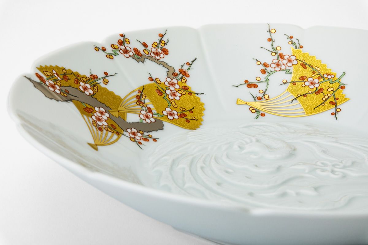 紅白梅扇面紋 陽刻盛鉢 | 有田焼 深川製磁｜公式オンラインストア 