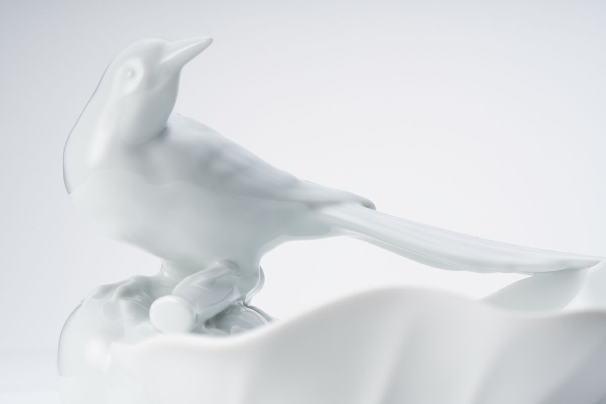 白磁勝烏 彫刻皿 | 有田焼 深川製磁｜公式オンラインストア