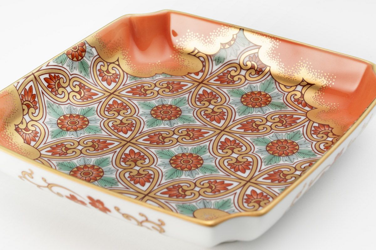 骨董品　有田焼　深川製磁　金襴手更紗　角5号飾皿　高級ケース箱付き 骨董品 有田焼 深川製磁 金襴手更紗 角5号飾皿 高級ケース箱付き