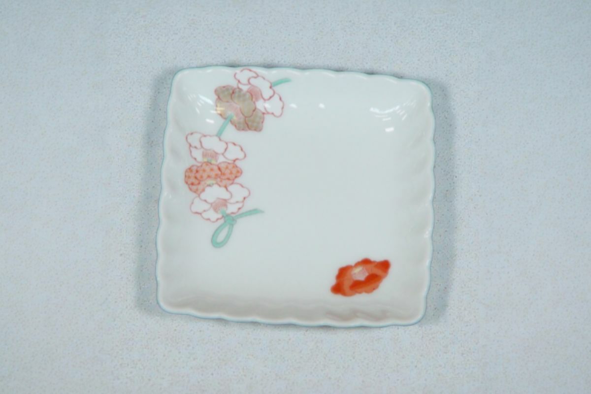 紅白花結び 菊割10㎝角小皿 | 有田焼 深川製磁｜公式オンラインストア