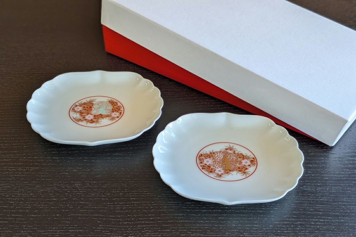 深川製磁　鍋島花兎　小皿　豆皿 花兎 絵変わり姫小皿 | 有田焼 深川製磁｜公式オンラインストア